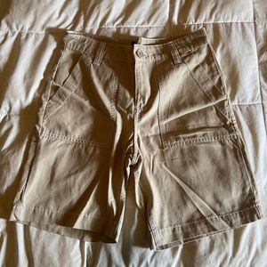 h&m low rise cargo shorts in beige.